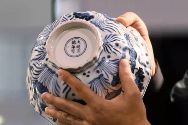 青花魚藻紋十棱菱口大碗