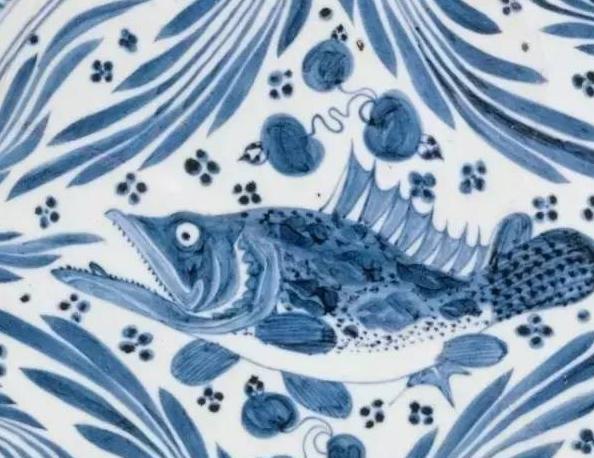 元青花纏枝蓮魚藻紋大盤局部