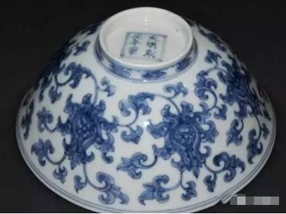 明成化青花番蓮紋碗