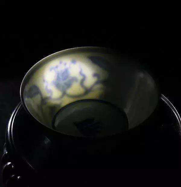 明成化青花纏枝花卉紋杯