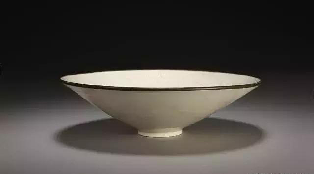 北宋定窯白釉印花纏枝海石榴紋笠式碗