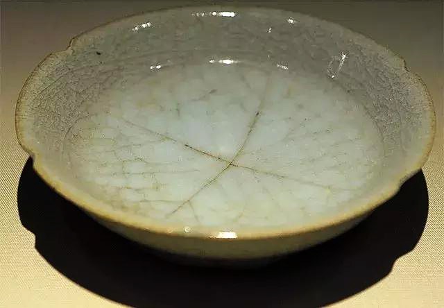 宋代官窯粉青葵口洗