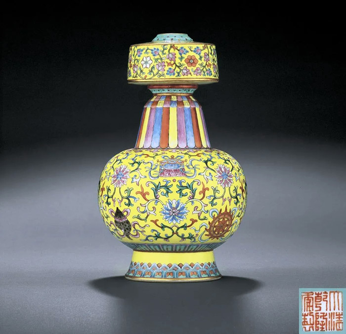 清乾隆黃地粉彩蓮托八吉祥壺