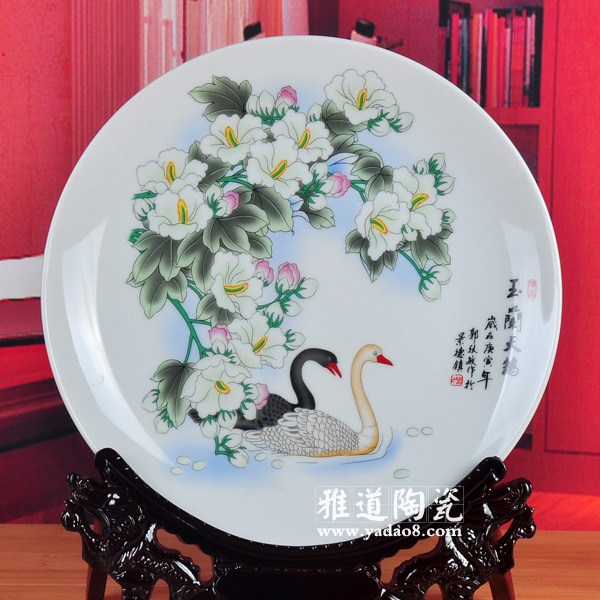 玉蘭天鵝陶瓷彩繪裝飾盤-裝飾盤擺件(圖1) 玉蘭天鵝陶瓷彩繪裝飾盤擺盤